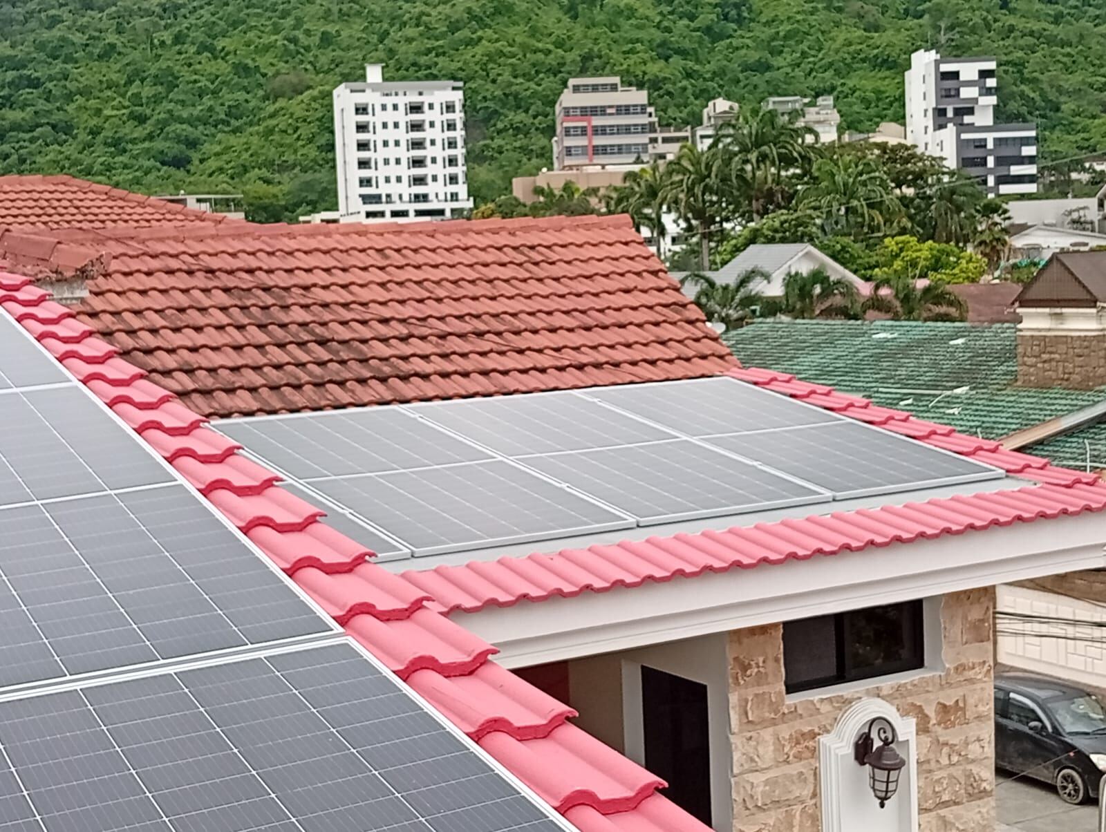 Sistema solar de 12 kW en La Puntilla, Samborondón